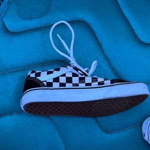 I’m selling a pair of vans, size 4 and a half girls